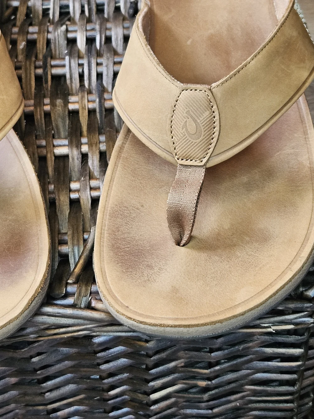 OluKai Tuahine Men's Waterproof Leather Sandals Flip Flops Tan Size 15